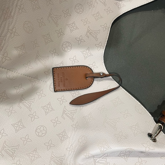 Lv hobo. Length 20”. 16” tall to the top of the strap. - Picture 6 of 12